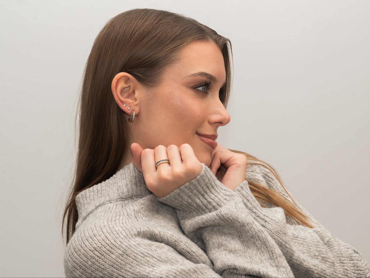 Vergoldeter Ring mit blauen Steinen miaGemo