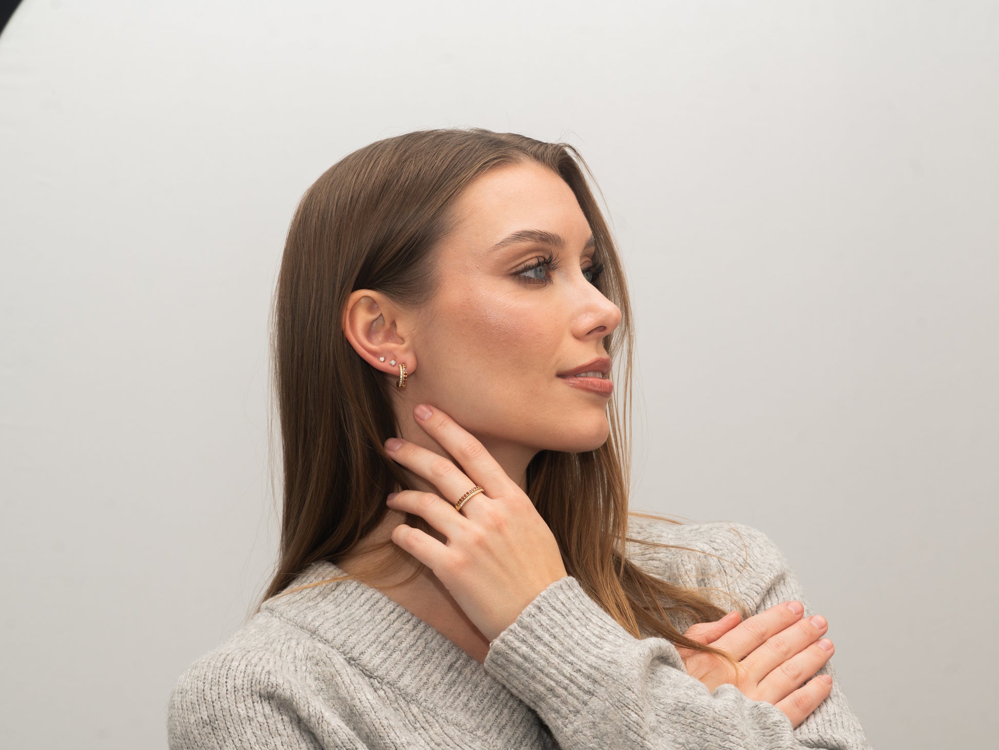 Vergoldeter Ring mit roten Steinen miaGemo