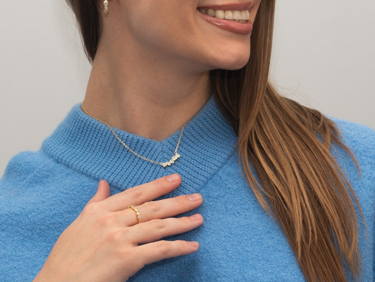 Vergoldeter Ring mit weißen Steinen miaGemo