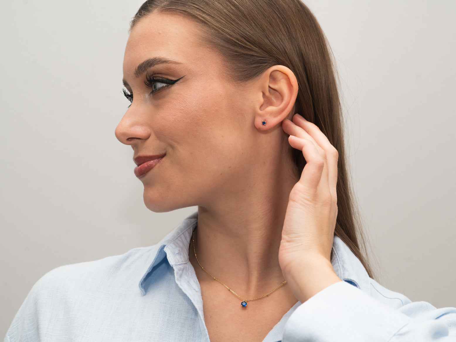 Silber-Ohrstecker mit dunkelblauem Stein miaGemo